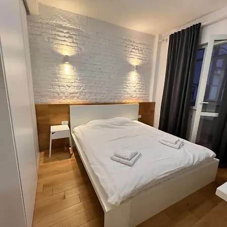 Stylish Ultracentral With Balcony *